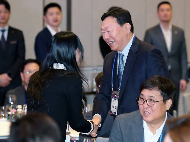 신동빈 롯데그룹 회장이 19일 오전 서울 송파구 시그니엘 서울에서 열린 2026 동계올림픽 대한민국 스키·스노보드 국가대표 선수단 격려 행사에서 올림픽 금메달리스트 최가온과 악수하고 있다. /뉴시스