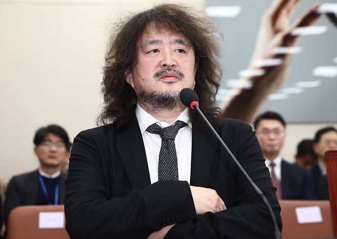 유튜버 김어준씨가 지난 2024년 서울 여의도 국회에서 열린 과학기술정보방송통신위원회 전체회의에 출석, 질의에 답변하고 있다. /뉴스1