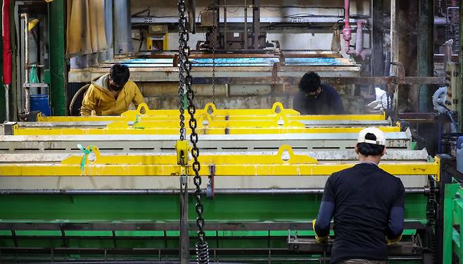 경기 안산시 반월공단 내 공장에서 외국인 근로자들이 일하는 모습. /조선DB