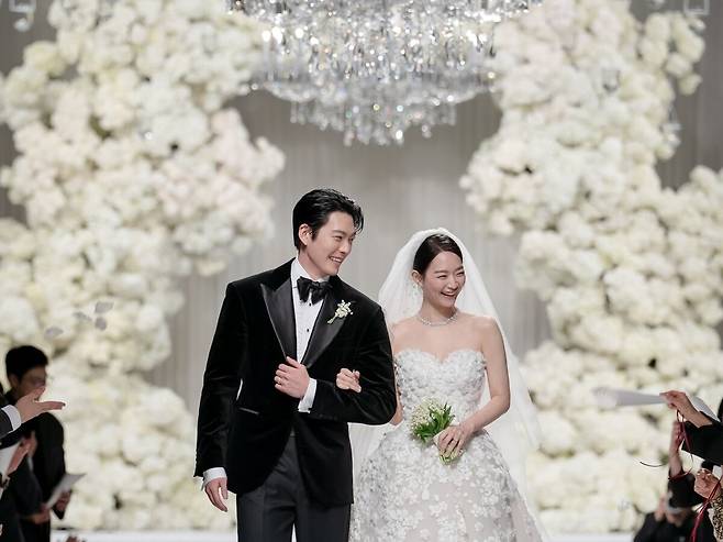 2025년 12월 결혼식을 올린 배우 신민아·김우빈 부부. /에이엠엔터테인먼트 제공