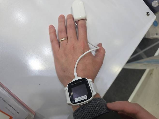 씨어스테크놀로지는 19일 서울 코엑스에서 열린 KIMES 2026에서 부정맥을 관리할 수 있는 웨어러블 제품을 선보였다. /홍다영 기자