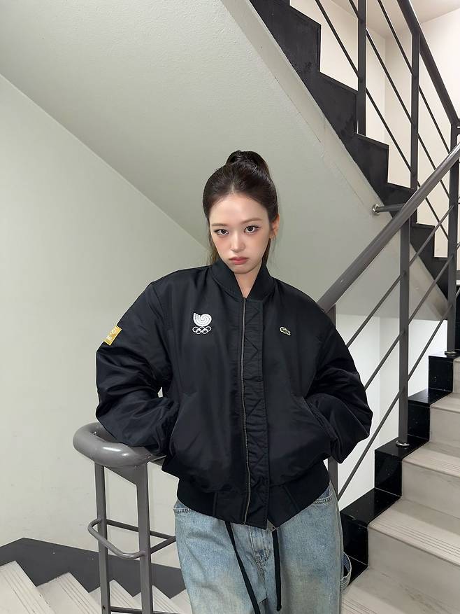 안유진의 항공점퍼 코디. 인스타그램 @_yujin_an