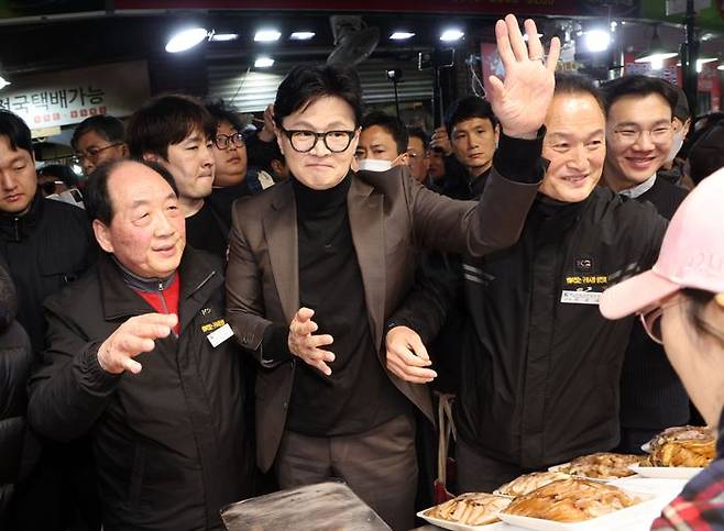 한동훈 국민의힘 전 대표가 7일 부산 북구 구포시장을 방문, 상인 등과 인사하고 있다. ⓒ뉴시스