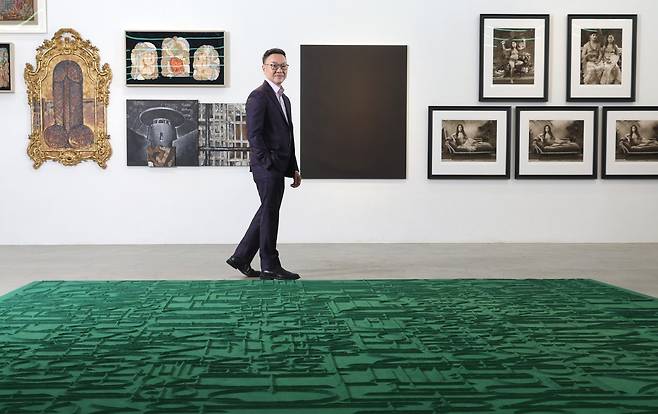 서울 종로구 아트선재센터에서 20일 개막하는 ‘스펙트로신테시스 서울’ 전시장에서 만난 ‘선프라이드재단’ 이사장 패트릭 선. 미술관 바닥에 있는 녹색 작품은 향가루로 만든 오인환의 작품으로 전시 기간 동안 조금씩 연기가 되어 사라진다. 변영욱 기자 cut@donga.com