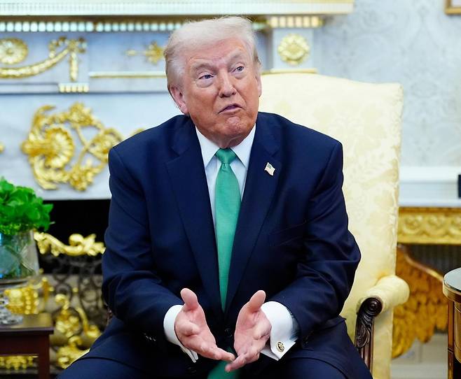 도널드 트럼프 미국 대통령이 17일(현지 시간) 워싱턴 백악관에서 이란이 봉쇄 중인 원유 수송로 호르무즈 해협에 대한 파병 요청을 거부한 북대서양조약기구(NATO) 회원국을 향해 “매우 어리석은 실수”라고 비판했다. 워싱턴=AP 뉴시스