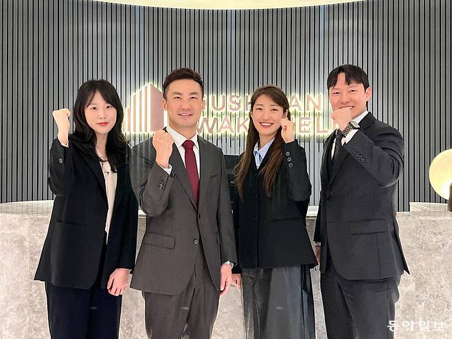 쿠시먼앤드웨이크필드의 호스피탈리티 자문서비스팀은 2년 전 공식 론칭했다. 호스피탈리티(Hospitality), 즉 환대산업에 해당하는 호텔, 리조트, 레지던스 등과 관련한 부동산 솔루션을 전담한다. 왼쪽부터 정다정 차장, 민병은 팀장, 이수민 과장, 김희섭 부장. 이 중 민 팀장을 포함한 세명이 호텔경영학과를 졸업한 호텔리어 출신이다. 쿠시먼앤드웨이크필드 제공