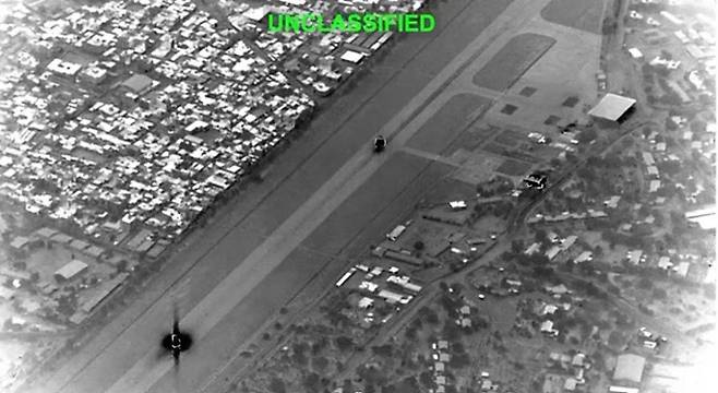 미군이 13일(현지 시간) 이란 석유 수출 중심지인 하르그섬에 대한 공습을 감행했다. 도널드 트럼프 미국 대통령이 트루스소셜에 올린 영상을 캡쳐한 사진으로, 미군이 하르그섬을 공격하는 모습이 담겼다. 사진출처: 트루스소셜 2026.03.14