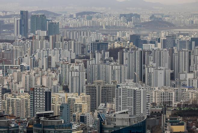 24일 서울 중구 남산에서 서울시내 아파트가 보이고 있다. 2026.02.24. 서울=뉴시스