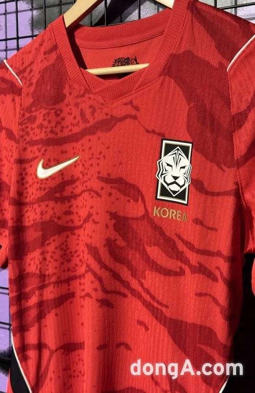 나이키는 19일 대한민국 축구 국가대표팀의 유니폼을 공개했다. 전통적 요소와 현대적 감성을 결합하면서도, 기능성을 강화한 점이 특징이다. 윤우열 기자 cloudancer@donga.com