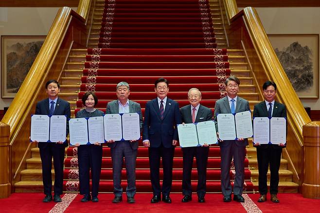 이재명 대통령이 19일 청와대에서 열린 경사노위 1기 출범 맞이 노동정책 토론회를 마친 뒤 노사정 공동선언문을  든 김지형 경제사회노동위원회 위원장 등 참석자들과  기념촬영을 하고 있다. 왼쪽부터 구윤철 부총리 겸 재정경제부 장관,  한애라 성균관대 법학전문대학원 교수, 김동명 한국노동조합총연맹 위원장, 이 대통령, 손경식 한국경영자총협회장, 김지형 경사노위원장, 김영훈 고용노동부 장관. 2026.3.19. 청와대 제공