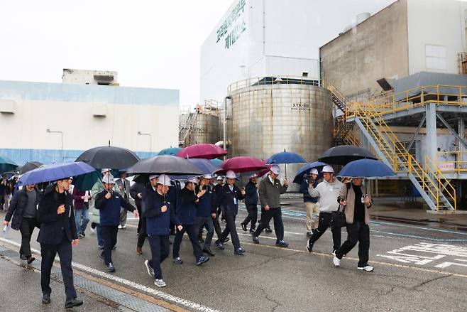 18일 부산 기장군 고리 1호기를 배경으로 최원호 원자력안전위원회 위원장 등 관계자들이 이동하고 있다. 원자력안전위원회 제공