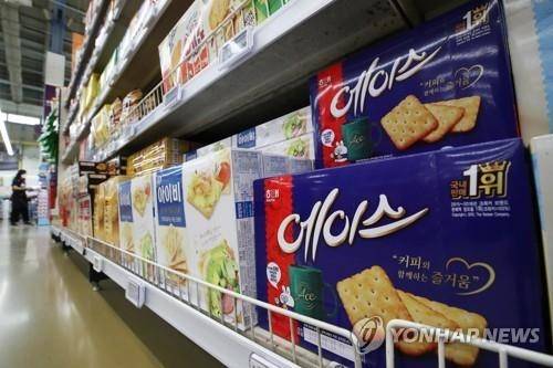 서울의 한 대형마트 과자 판매대. [연합뉴스]