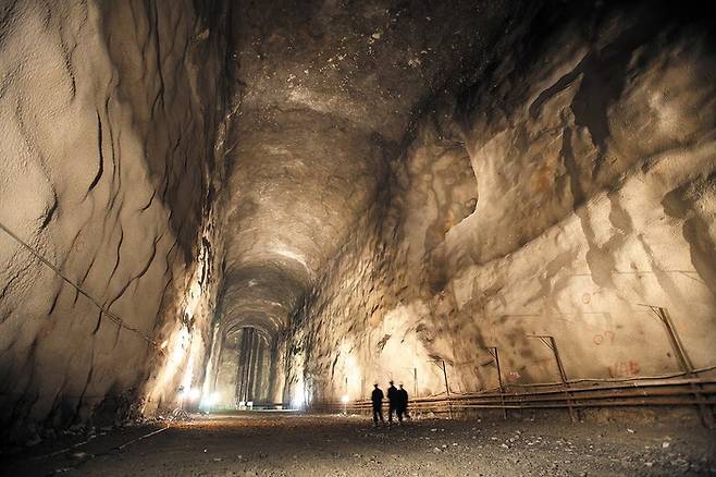 여수 석유비축기지. 지하동굴 규모는 높이 30m(아파트 12층 정도), 폭 18m, 연장(동굴 길이) 14km에 달하며, 환경 영향을 최소화하기 위해 동굴 내에 최첨단 원유 가스 배출 제어설비를 구축했다. / 한국석유공사