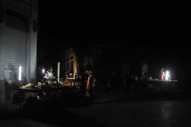 쿠바 수도 아바나가 16일(현지시간) 대규모 정전으로 어둠에 쌓여있다. 신화 연합