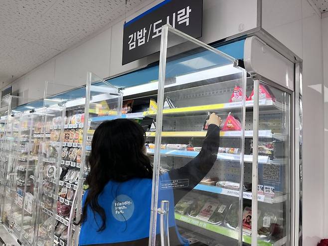 지난 4일 서울 강남구 GS25 역삼홍인점에서 김현지 기자가 샌드위치를 진열하고 있다.