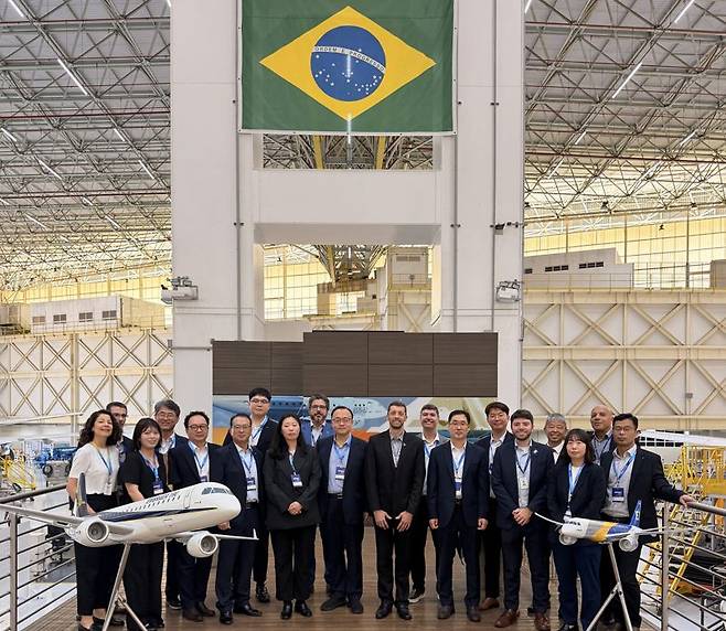 우주항공청 민관사절단이 브라질 상파울루주에 위치한 엠브라에르(Embraer) 본사 및 생산시설을 방문한 뒤 기념촬영을 하고 있다. 우주항공청 제공