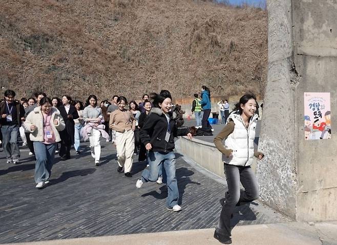 지난 13일 열린 CJ대한통운 채용설명회에서 참가자들이 게임에 참여하고 있다. CJ대한통운 제공