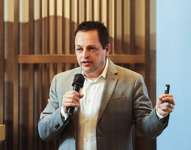 크리스티안 클레이너만 스노우플레이크 제품 담당 수석부사장은 19일 서울 중구 앰배서더 서울 풀만호텔에서 열린 '스노우플레이크 데이터 포 브렉퍼스트' 간담회에서 발언하고 있다. 스노우플레이크 제공