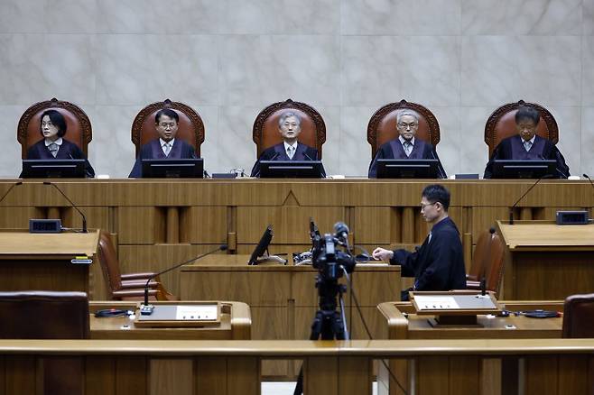 모해위증죄 전원합의체 선고 조희대 대법원장(왼쪽 세번째)과 대법관들이 19일 오후 서울 서초구 대법원 대법정에서 열린 모해위증 관련 전원합의체 선고를 위해 착석해 있다. 뉴스1