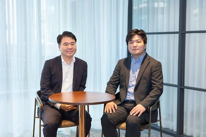 김재윤 딥서치 대표(왼쪽)와 안희철 법무법인 디엘지 대표변호사. 법무법인 디엘지 제공