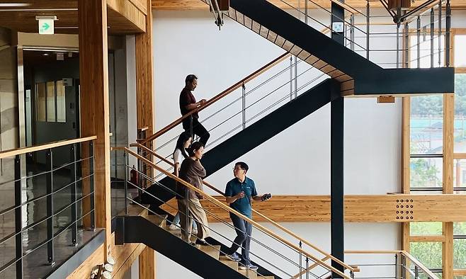 2016년 경기 수원에 목조로 지어진 국립산림과학원 산림유전자원부 종합연구동의 내부 모습. 산림청 제공