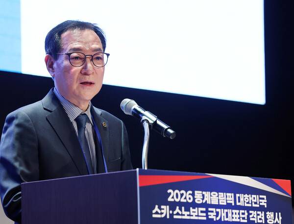 최홍훈 대한스키스노보드협회 회장이 19일 서울 송파구 시그니엘 76층에서 열린 2026 겨울올림픽 대표단 격려 행사에서 발언하고 있다. 연합뉴스