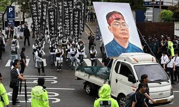 2024년 6월21일 오전 서울대병원 장례식장에서 발인 미사를 마친 민주노총 건설노조 간부 양회동씨의 장례행렬이 경찰청으로 향하고 있다. 연합뉴스