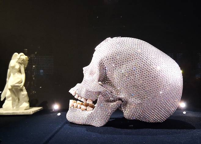 백금제 두개골에 다이아몬드 8601개를 붙인 허스트의 대표작 ‘신의 사랑을 위하여’(2007)의 옆면. 3부 전시장 안쪽에 제단의 성물처럼 배치되어 있다. 노형석 기자