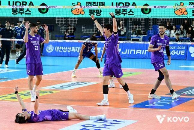 프로배구 남자부 우리카드 선수들이 17일 2025~2026 V리그 삼성화재와 경기에서 승리한 뒤 포스트시즌 진출을 확정 짓고 기뻐하고 있다. 한국배구연맹 제공