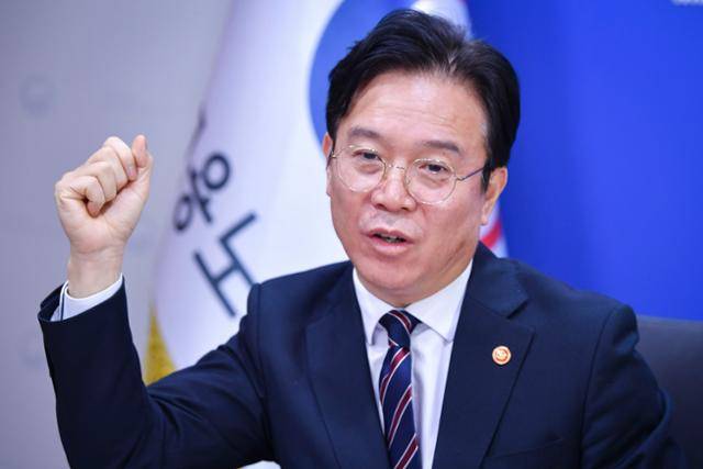 12일 서울 중구 서울지방고용노동청에서 김영훈 고용노동부 장관이 본보와 인터뷰를 하고 있다. 사진=윤기훈 인턴기자
