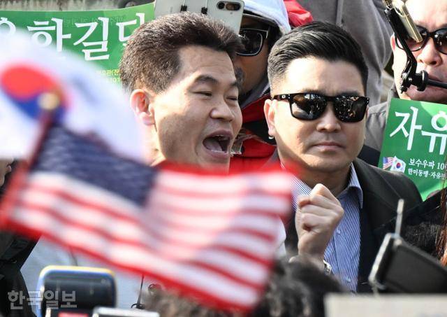 김현태(오른쪽) 전 육군특전사 707특임단장이 지난달 12일 보수 유튜버 전한길씨와 함께 서울 노량진역 앞에서 기자회견을 하고 있다. 왕태석 선임기자