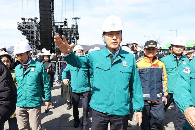 오세훈(맨 앞) 서울시장이 19일 서울 종로구 광화문광장에서 방탄소년단(BTS) 컴백 공연 무대 시설을 시찰하고 있다. 강예진 기자