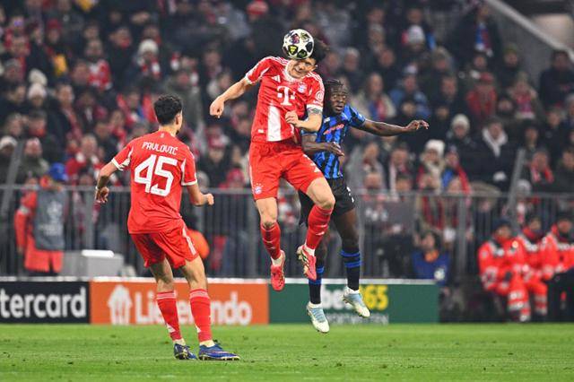 바이에른 뮌헨의 김민재(가운데)가 19일 독일 뮌헨 알리안츠 아레나에서 열린 아탈란타와의 2025~26시즌 유럽축구연맹(UEFA) 챔피언스리그(UCL) 16강 2차전에서 공중 볼을 머리로 막아내고 있다. 뮌헨=AP 연합뉴스