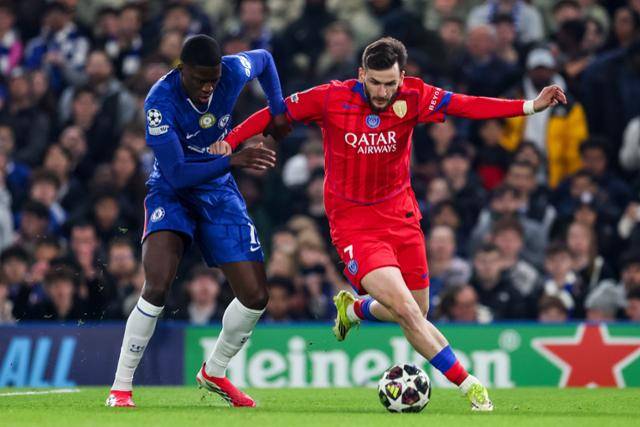 파리 생제르맹의 흐비차 크바라츠헬리아(오른쪽)가 18일 영국 런던의 스탬퍼드 브리지에서 열린 첼시와의 2025~26시즌 유럽축구연맹(UEFA) 챔피언스리그(UCL) 16강 2차전에서 드리블 돌파를 하고 있다. 런던=EPA 연합뉴스