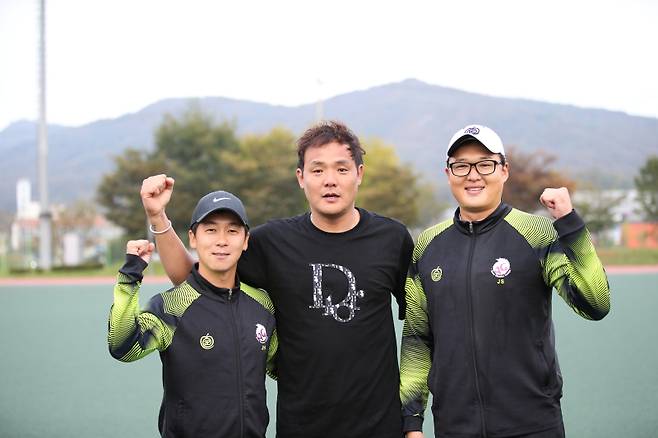 강영환 순복음총회신학교 감독(가운데). 사진=한국축구신문