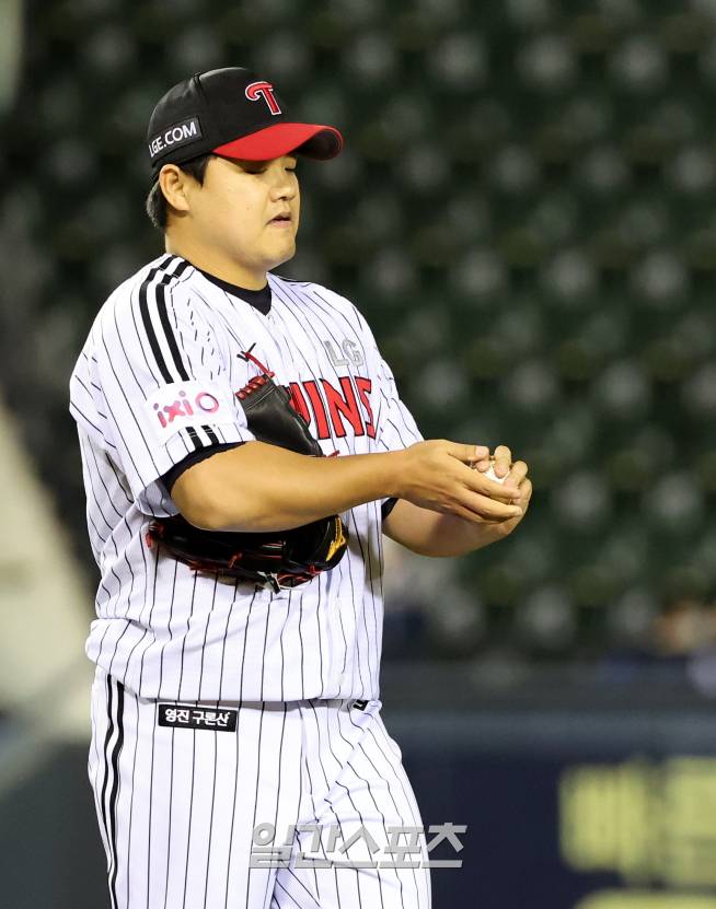 2025 KBO리그 프로야구 LG 트윈스와 NC 다이노스의 경기가 23일 오후 서울 잠실야구장에서 열렸다. 9회초 무사 장현식이 김주원에게 2루타를 맞고 아쉬워하고 있다. 잠실=김민규 기자 /2025.04.23/