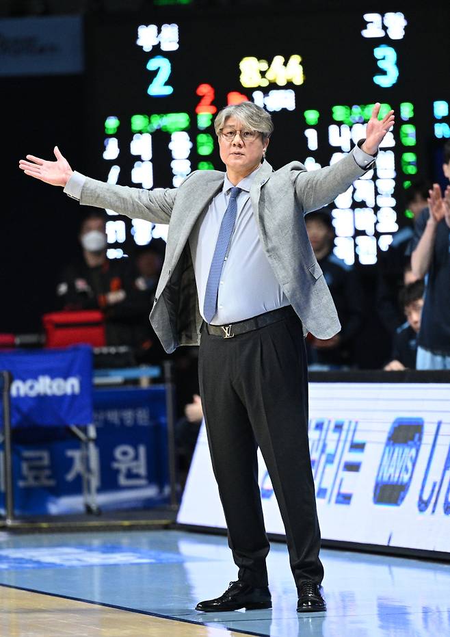 손창환 소노 감독이 19일 고양소노아레나에서 열린 KCC와의 2025~26 LG전자 프로농구 정규리그 경기 중 코트를 지켜보고 있다. 사진=KBL