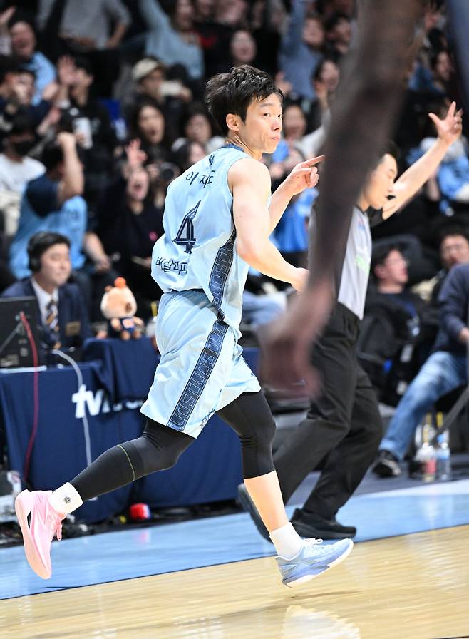 소노 이재도가 19일 고양소노아레나에서 열린 KCC와의 2025~26 LG전자 프로농구 정규리그 홈경기서 득점 후 환호하고 있다. 사진=KBL