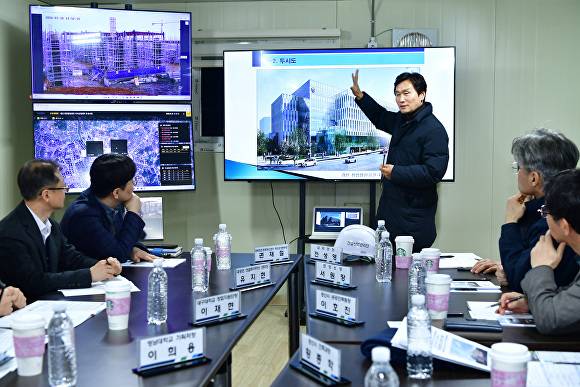 조현일 경산시장(가운데)이 18일 '임당유니콘파크' 조성 공사 현장을 점검하고 있다 [사진=경산시]