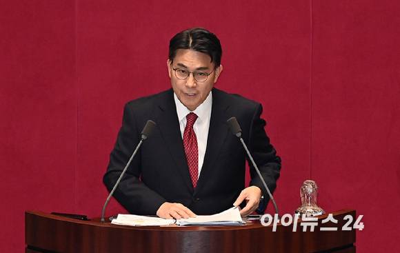 윤상현 국민의힘 의원이 19일 서울 여의도 국회에서 열린 본회의에서 공소청법안에 대한 무제한 토론(필리버스터)을 하고 있다. [사진=곽영래 기자]