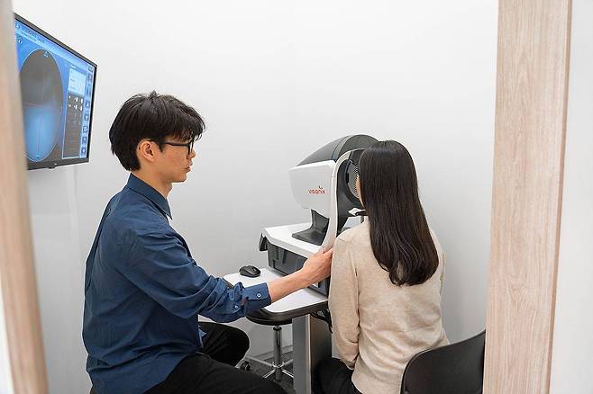 개인 맞춤형 안경을 만드는 절차, 시력검사·AR촬영을 하는 모습 / 출처=브리즘