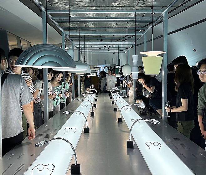 SWNA전시에서 개인 맞춤형 안경을 소개하는 브리즘 / 출처=브리즘