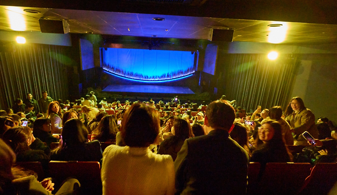 18일 서울 대학로 공연장에서 창작뮤지컬 ‘긴긴밤’ 관람을 위해 관객들이 입장해 있다. (청와대)