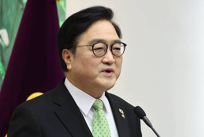 우원식 국회의장이 10일 오전 국회의장 접견실에서 개헌 관련 긴급 기자회견을 하고 있다. 임현동 기자.