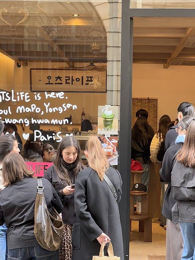 오츠카페 프랑스 1호점은 파리 1구에 자리한 루브르와 오페라 가르니에 사이에 위치해 있다. 사진 오츠커피