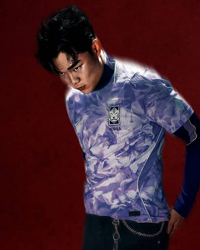 한국축구대표팀 새 원정 유니폼을 입은 오현규. 사진 나이키