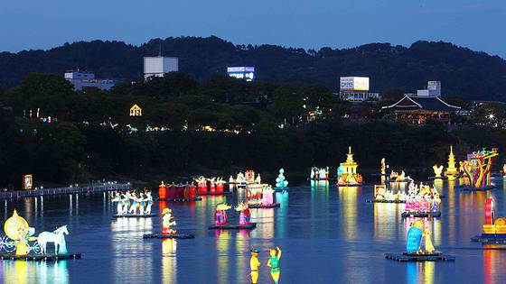 매해 10월 개최되는 진주남강유등축제. 진주 남강에 띄운 형형색색의 유등을 볼 수 있다. 사진 한국관광공사