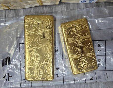 중랑경찰서가 압수한 5억원 상당의 골드바. 연합뉴스