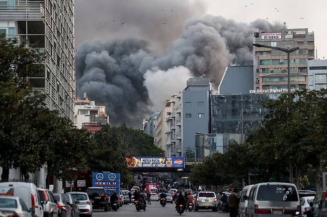 지난 12일 레바논 베이루트 바슈라에서 이스라엘의 공습으로 인한 폭발로 연기가 나고 있다. 로이터=연합뉴스