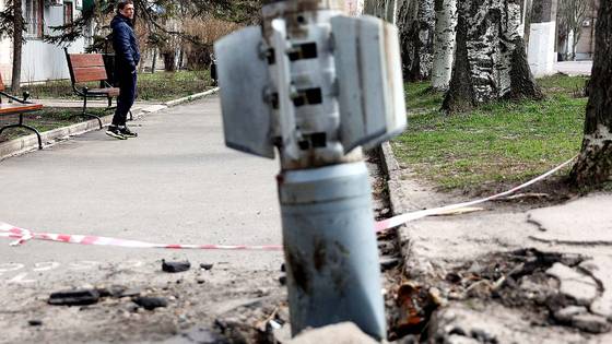 지난 2022년 4월 11일 우크라이나 루간스크 지역 리시찬스크에서 BM-30 스메르치 다연장 로켓 발사기로 발사된 것으로 추정되는 집속탄 탑재 300mm 로켓의 미폭발 꼬리 부분이 지면에 박혀 있는 모습. 기사 내용의 이해를 돕기 위한 자료사진. AFP=연합뉴스